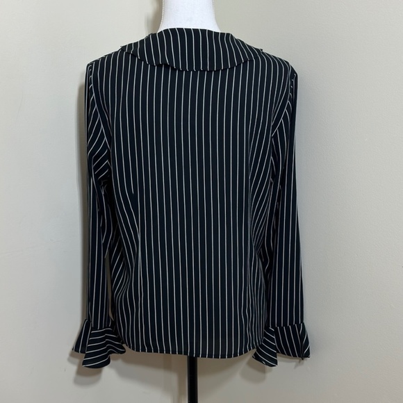 Karen Scott || Woman’s Ruffle button down shirt size PM - Picture 3 of 8